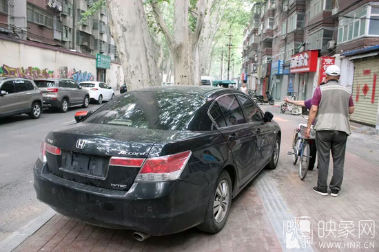 男子的車牌因是外地牌照，被小偷盜走。