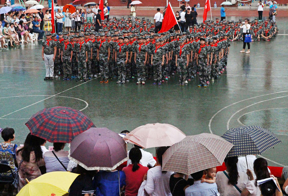 鄭州市，鄭州市第八中學(xué)會操表演當(dāng)天突降大雨，但是同學(xué)們在雨中堅(jiān)持完成了會操表演。