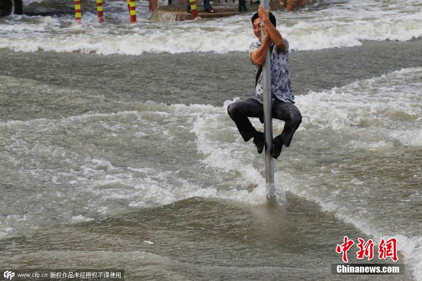 杭州錢塘江珊瑚沙水庫段，兇猛的“鬼王潮”沖上岸來