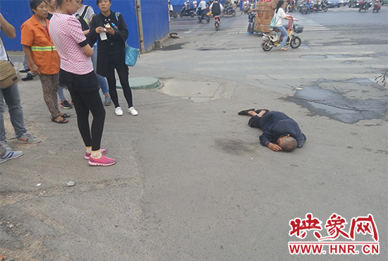 老人倒地后無人敢扶，過路市民拍照作證。