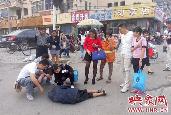 據附近環衛工人介紹，老人是自己過路口時不小心摔倒的。