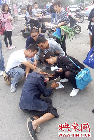一些愛心市民在撥打了110和120后，上前給老人擦臉上的血跡。
