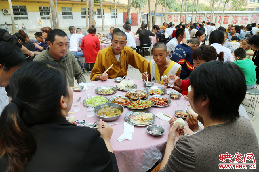 數百名少林武僧與家人團聚 跪謝父母現場痛哭