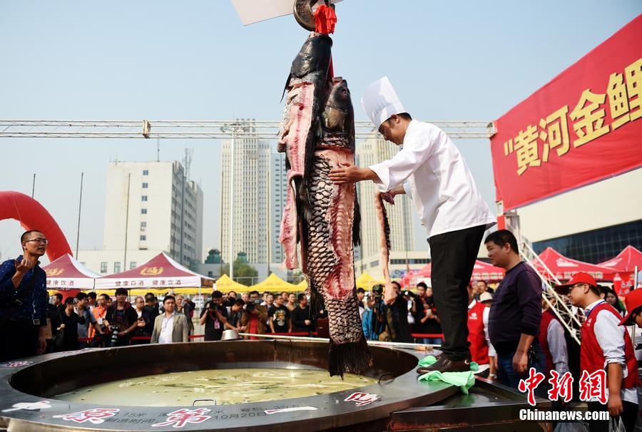 河南鄭州，一個(gè)直徑3.15米，深0.7米，可容納3噸高湯的“中原第一鍋”現(xiàn)場烹煮火鍋盛宴。