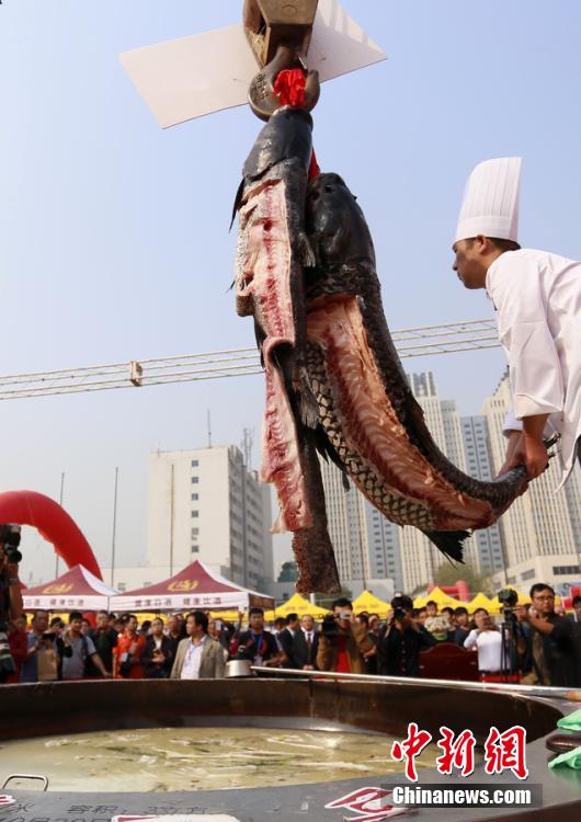 廚師對魚肉進(jìn)行處理。 圖片來源：CFP視覺中國