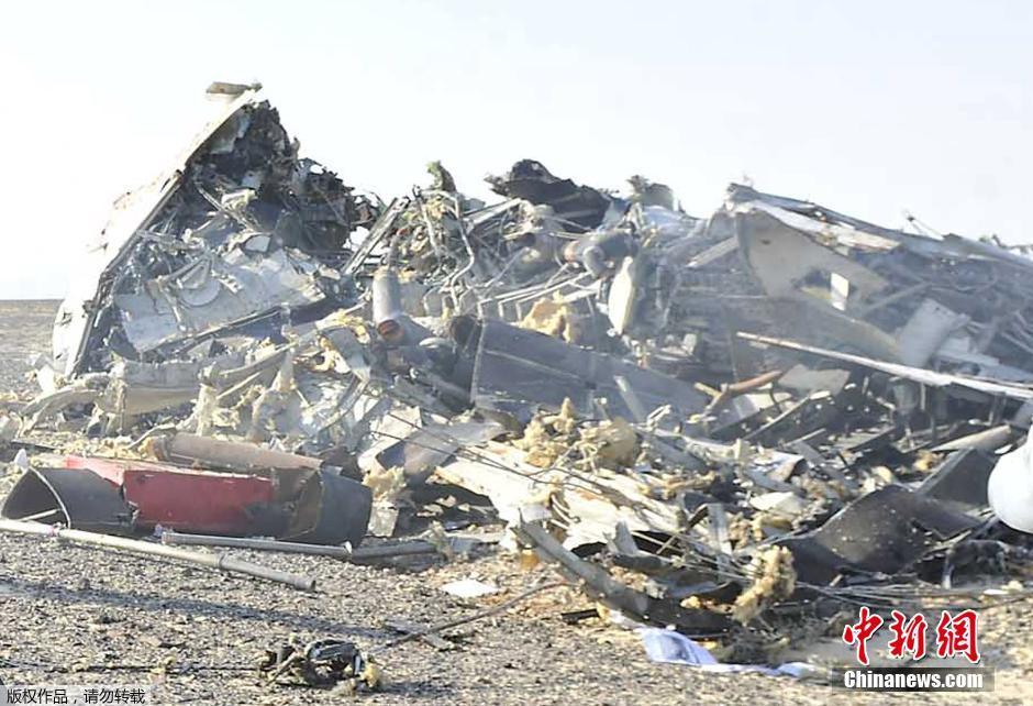 當地時間2015年10月31日，在埃及墜毀的俄羅斯客機殘骸散落在西奈半島的沙漠之中