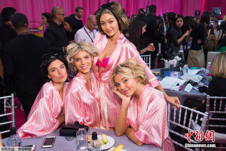 圖為模特Jacquelyn Jablonski（左起），Devon Windsor，Gigi Hadid和Rachel Hilbert在后臺合影。