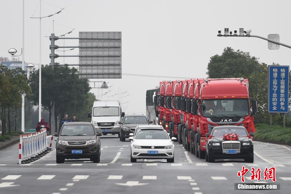 浙江現“霸氣”婚車隊 一輛勞斯萊斯引領八輛“大卡”