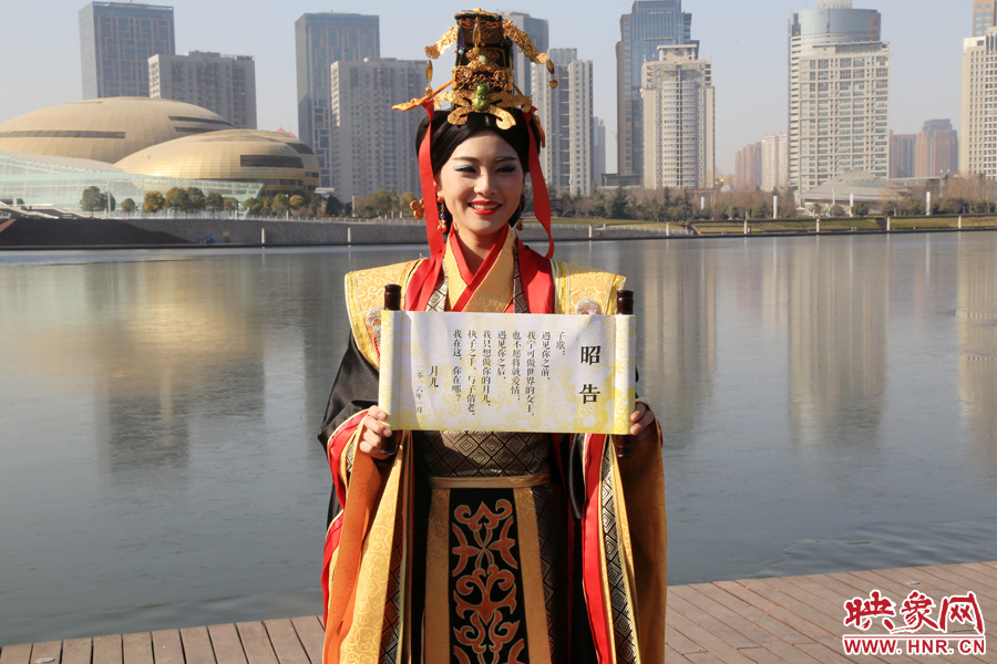 扮成羋月的女子叫小賈，今年27歲，家在鄭州，有房有車。