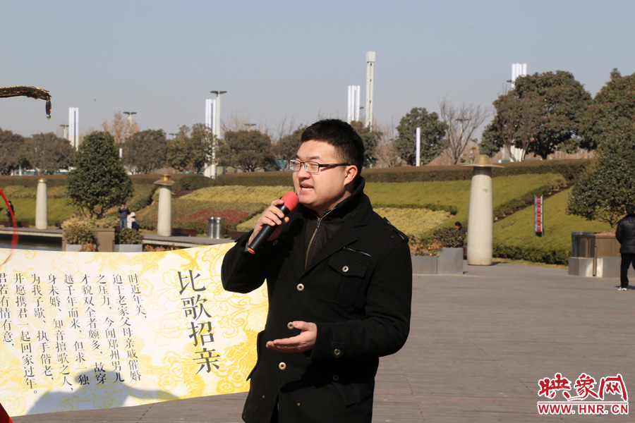 多位在鄭東新區CBD如意湖附近寫字樓上班的單身男性，聞訊前來唱歌應征。