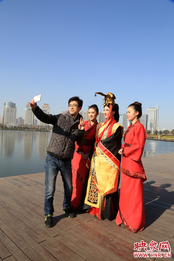 在比歌招親現場，有許多人圍觀拍照。