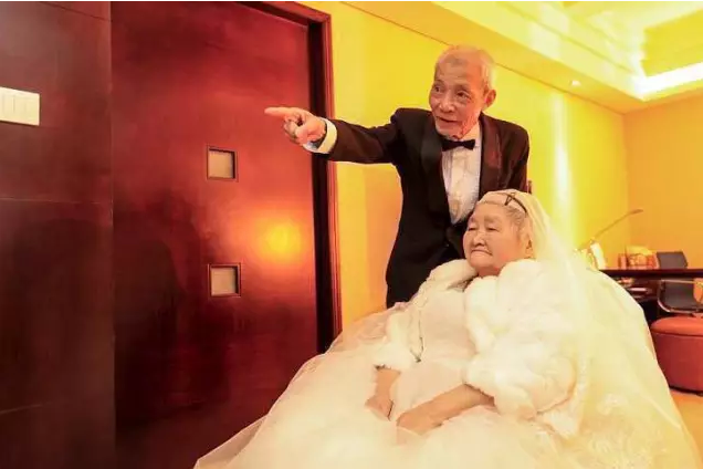 情人節(jié)最溫暖告白！84歲老人包下整樓示愛(ài)老伴