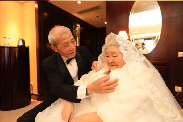 情人節(jié)最溫暖告白！84歲老人包下整樓示愛(ài)老伴