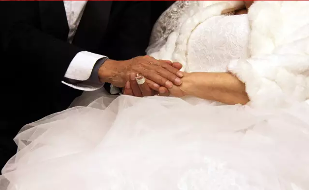 情人節(jié)最溫暖告白！84歲老人包下整樓示愛(ài)老伴