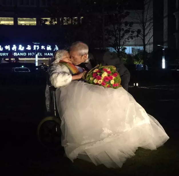 情人節(jié)最溫暖告白！84歲老人包下整樓示愛(ài)老伴