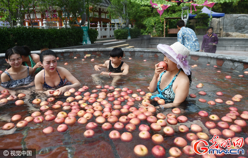 洛陽一景區辦“溫泉水果浴” 蘋果黃瓜連泡帶吃敷面膜