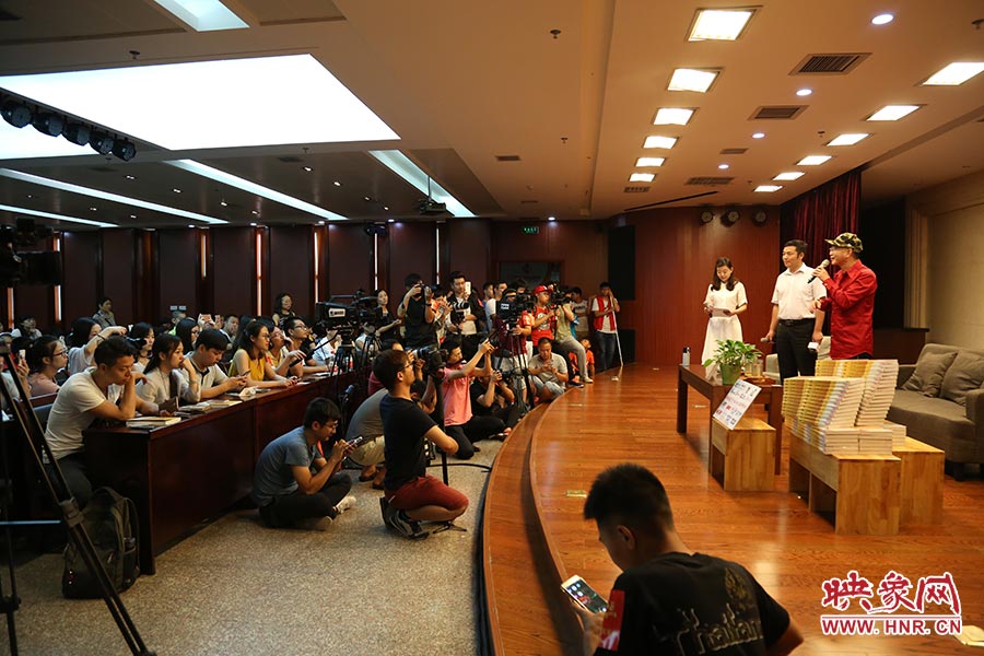 河南本土主流媒體基本全部到場(chǎng)，六小齡童接受記者提問。