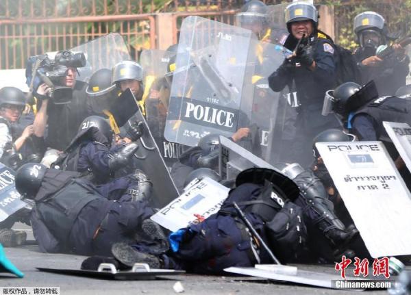 當(dāng)?shù)貢r(shí)間2月18日，泰國(guó)曼谷警方與示威者發(fā)生沖突。