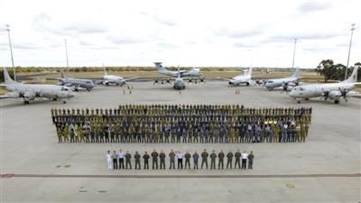 4月29日，澳大利亞珀斯，馬航MH370空中搜索正式結(jié)束，參與搜索的多國部隊(duì)在離開前留影紀(jì)念。