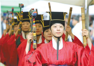 3日，韓國首爾，成均館內，民眾穿著傳統服飾跳舞迎接中秋。中秋和春節一樣，是韓國最重要的傳統節日。