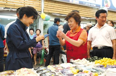 5日，韓國首爾，韓國總統樸槿惠在中秋前視察市場，購買過節食品。