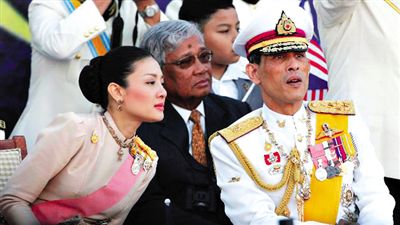 蒙西拉米左與哇集拉隆功王儲右一同參加活動。