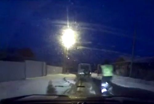 警車(chē)追逐中仍未追上可疑汽車(chē)，此時(shí)令人震驚的一幕出現(xiàn)，一名警察從警車(chē)中跳出來(lái)，向可疑車(chē)輛跑去。