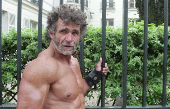 巴黎50歲流浪漢薩亞戈·雅克擁有一身壯碩的肌肉。（網頁截圖）