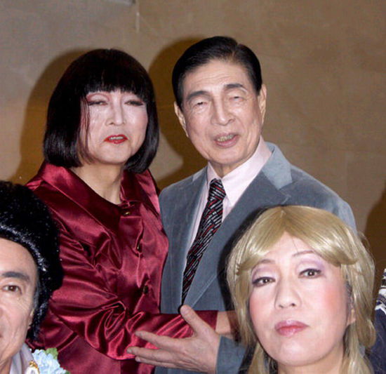 日本前首相鳩山由紀夫（后排左一）女性扮相演出音樂劇（網頁截圖）