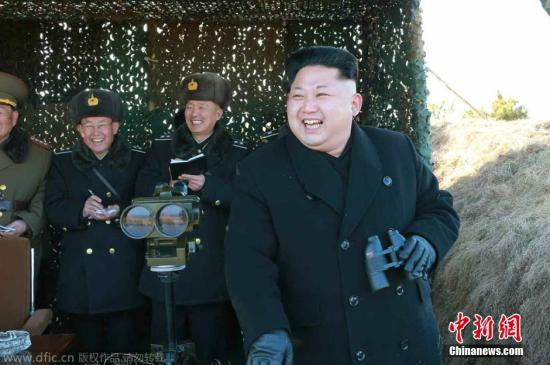 資料圖：當?shù)貢r間2015年1月31日，據(jù)朝鮮《勞動新聞》報道，朝鮮最高領導人近日視察朝鮮海空軍聯(lián)合演習，演習中還出動了戰(zhàn)斗機和潛艇。