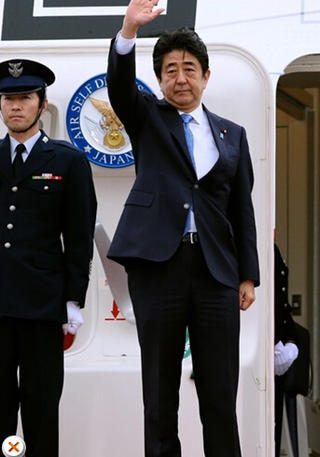 安倍在機(jī)場(chǎng)告別，面色凝重