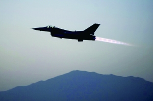 美國軍方19日證實，一架美軍F-16戰(zhàn)斗機上周在阿富汗東部遭到地面火力攻擊，受損嚴重，不得不拋掉兩個油箱以及多件武器彈藥才勉強返航。事發(fā)區(qū)域主要受塔利班控制。過去，塔利班武裝組織曾經(jīng)數(shù)次使用小型火力擊落美軍直升機，但從未擊中能在高空超音速飛行的F-16戰(zhàn)斗機。
