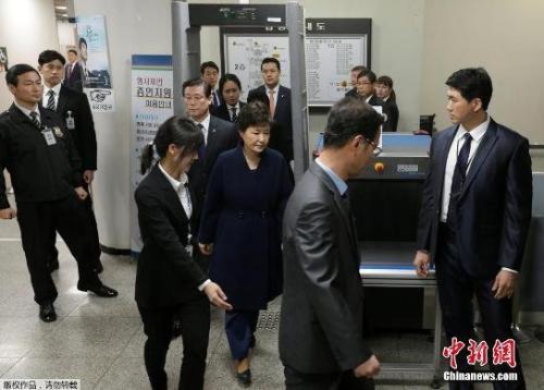 資料圖：當地時間3月30日，韓國法院就是否批捕前總統樸槿惠進行審理，樸槿惠以犯罪嫌疑人身份出庭接受拘捕令實質審查。