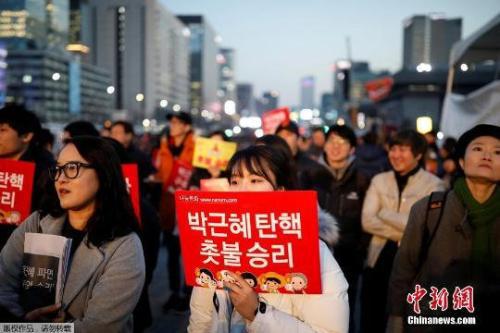 資料圖：當地時間3月10日上午，韓國憲法法院就總統彈劾案審判，樸槿惠被立即免去總統職務。當晚，韓國民眾走上首爾街頭舉行燭光集會。