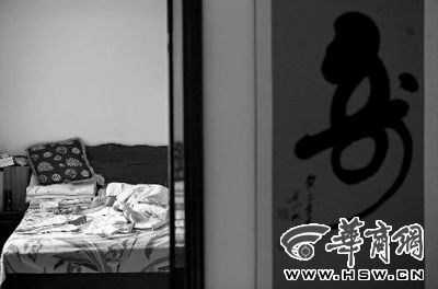 昨日，徐萬發(fā)躺在自家床上，鼻子插著氧氣管 記者張杰攝