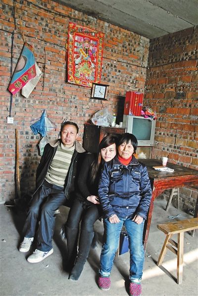 超生女謝先梅(中)、養父謝運才（左）、謝運才的嫂子唐富秀