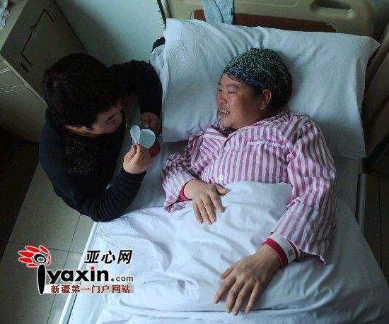 2月15日，馬友紅給病床上的母親喂水喝，對于家庭現在的處境，身患重癥的母親也時而感到愧對兒子。亞心網記者 張已 攝