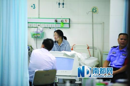5月30日上午,跳橋女子獲救后被送往醫院救治,警方到場調查。南都記者 陳偉斌 攝