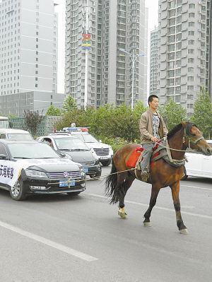 　馬拉汽車引人關注。