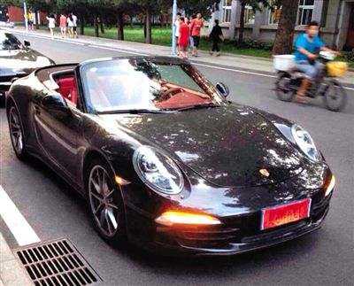 近日，一組“北體大畢業典禮豪車云集堪比車展”組圖在網絡爆紅。網絡截圖
