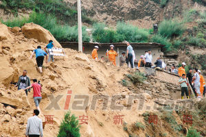 昨日，公安、消防人員在事故現(xiàn)場(chǎng)搜救
