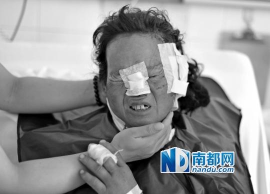 受狼群襲擊受傷較重的村民在接受救治。C FP圖片