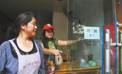 8月14日，市民志愿者體驗城管執(zhí)法招呼商家不要亂張貼。
