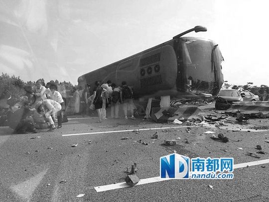 現(xiàn)場(chǎng)大客車側(cè)翻，玻璃碎落一地，車身卡在路邊水泥護(hù)欄上。 目擊者供圖