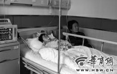 昨日下午，在延長縣醫院，外婆守在5歲的黑鈺雅病床前
