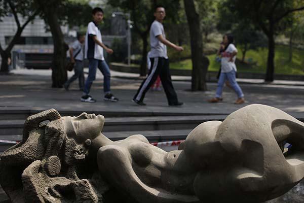 重慶律師抗議小學邊擺裸女像 遭回應(yīng):不懂藝術(shù)