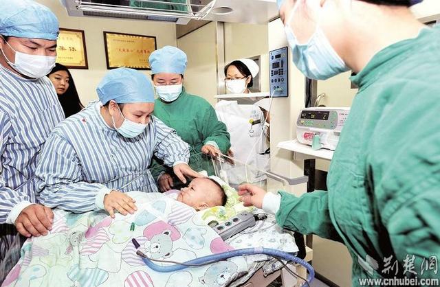 圖為：成功進行心臟移植手術后，小患者平安度過術后危險期，14日轉入普通隔離病房 （攝影 魏錸）