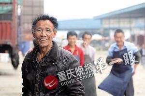 唐再海因為皮膚黝黑，工友們都打趣地稱呼他為“非洲人”。