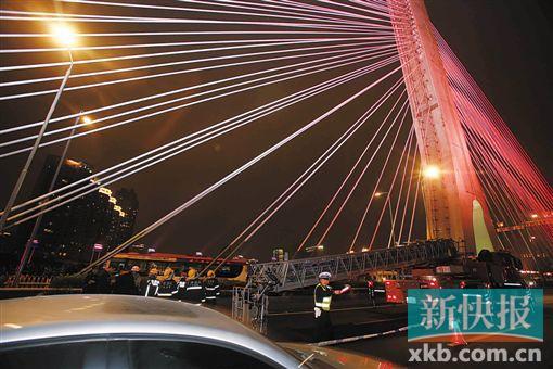 昨日深夜，橋上東側(cè)空出兩條車道用來救援。