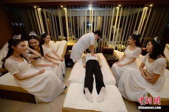 湖南十大?；w到足浴店學(xué)理療按摩(圖)